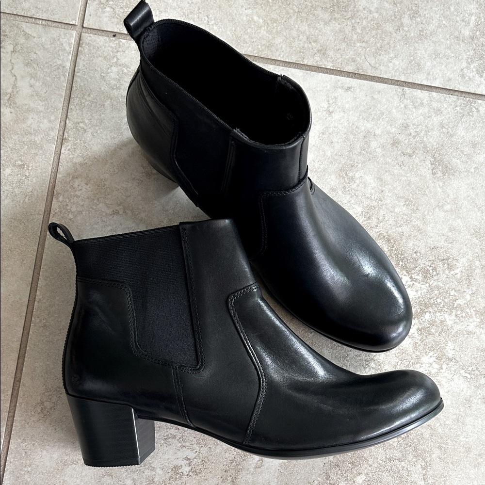 NWOB Ecco Women’s Shape 35 black leather heeled boots Size EU 40/US 9-9.5